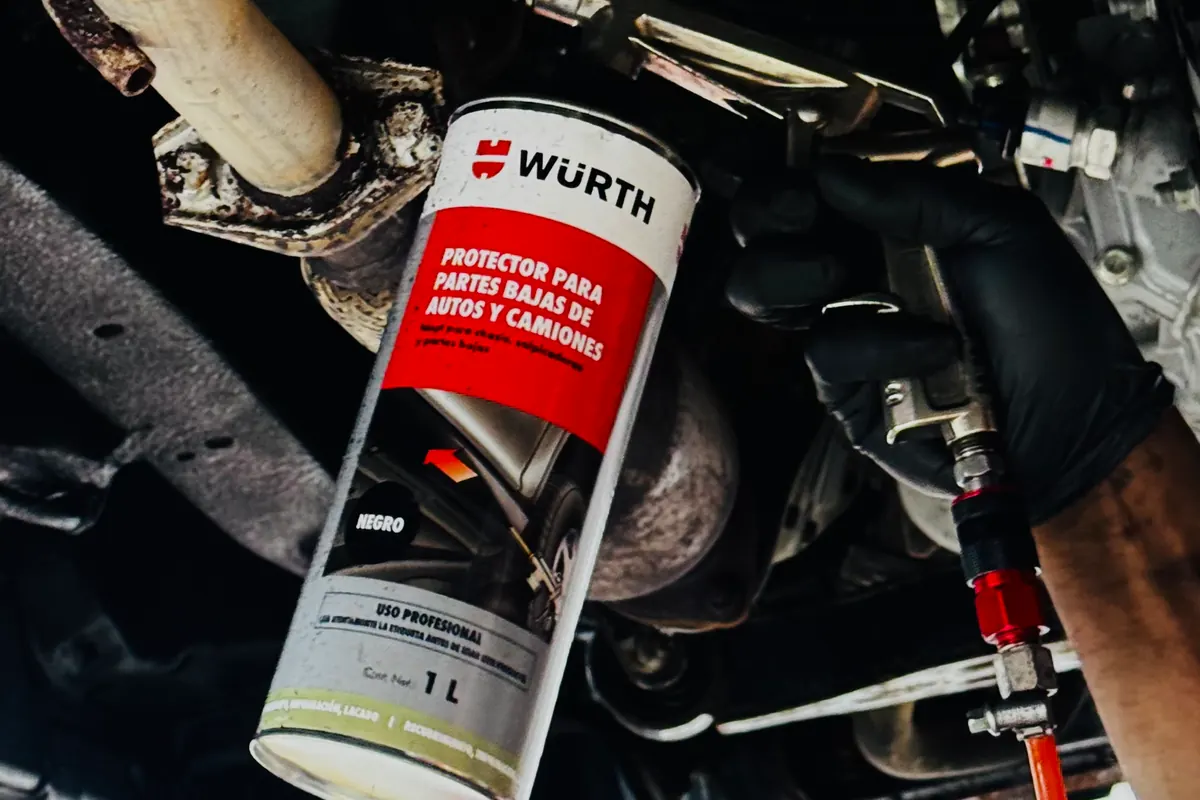 Aplicación de protector Würth en la parte baja de un vehículo